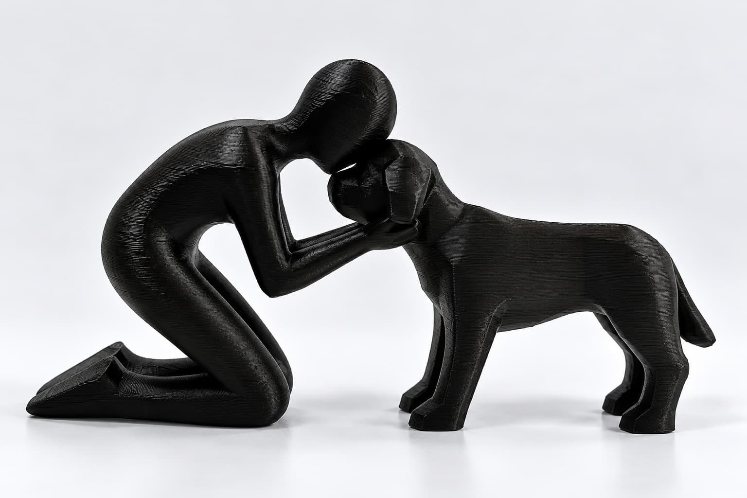 persona_arrodillada_con_perro_negro